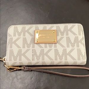 Michael Kors Vanillas MK logo Wristlet